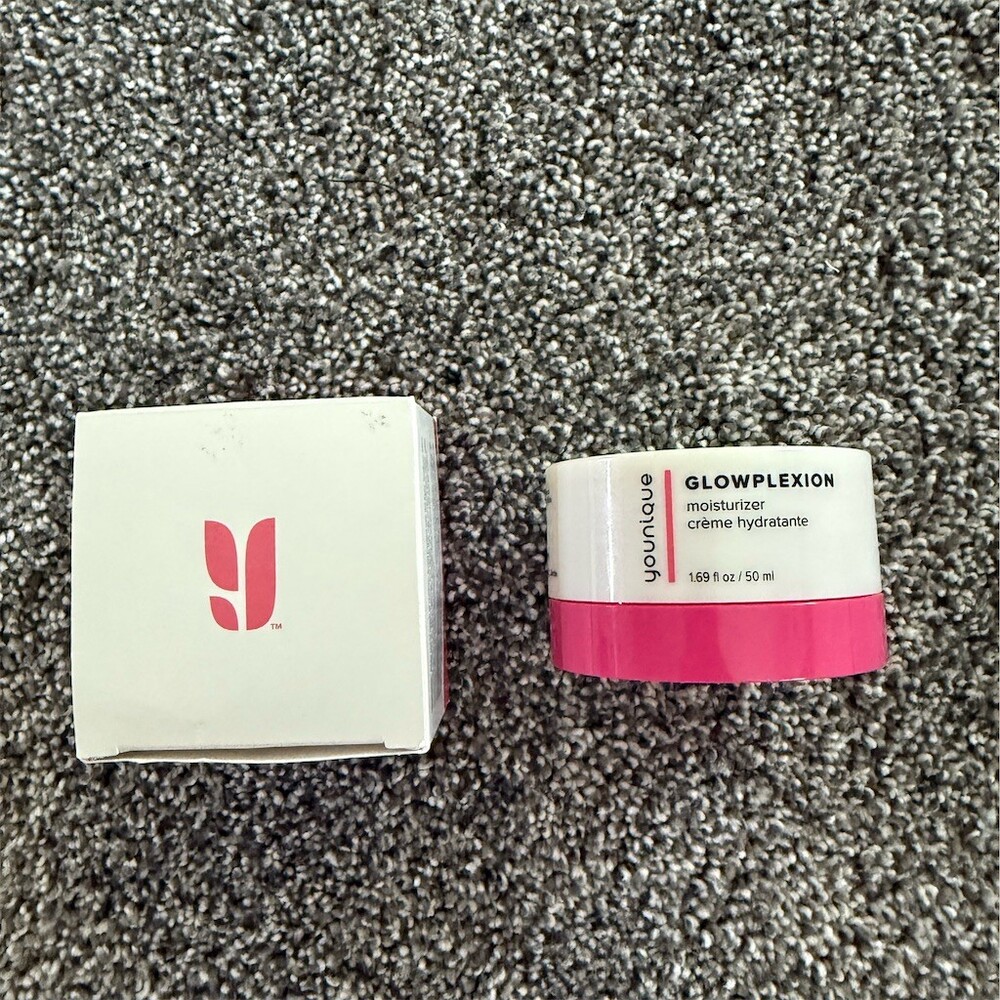 Younique Glowplexion Face Moisturizer Hydrating Cream 1.69 fl oz Boxed